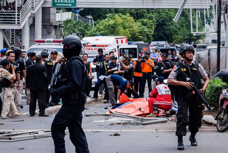Взривове и в Джакарта, най-малко четирима души са загинали