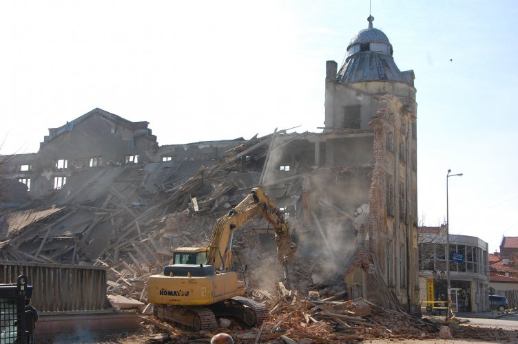 Събориха една от най-опасните сгради в Харманли