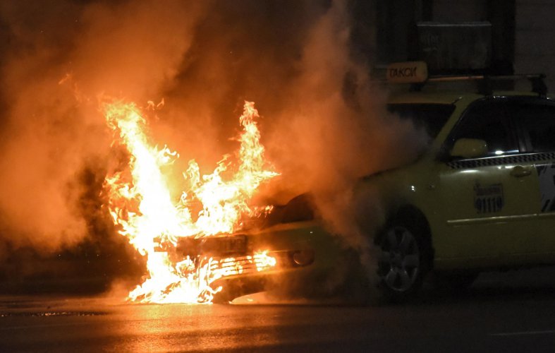 Такси се запали на Орлов мост