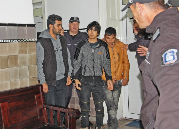 Съдът в Харманли гледа мерки за неотклонение на 18 афганистанци