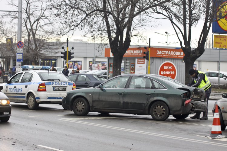 Кола се вряза в заведение за бързо хранене в София