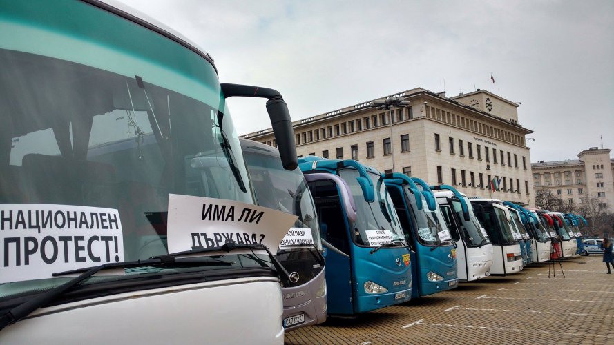 Автобусни превозвачи на протест в центъра на София