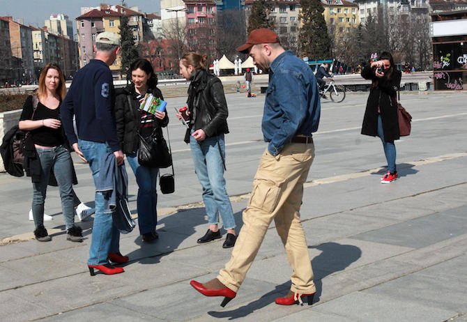 Мъже се състезаваха с токчета за пета поредна година в инициативата „Извърви километър в нейните обувки“