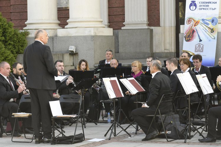 Софийският духов оркестър изнесе концерт пред Народния театър
