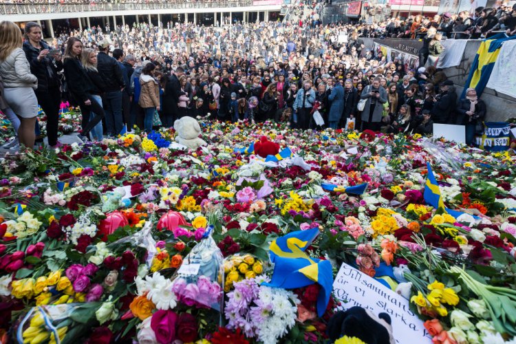 Хиляди почетоха паметта на убитите в Стокхолм