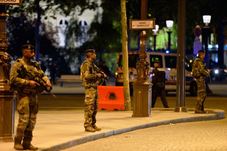 Стрелба в центъра на Париж, убит е полицай
