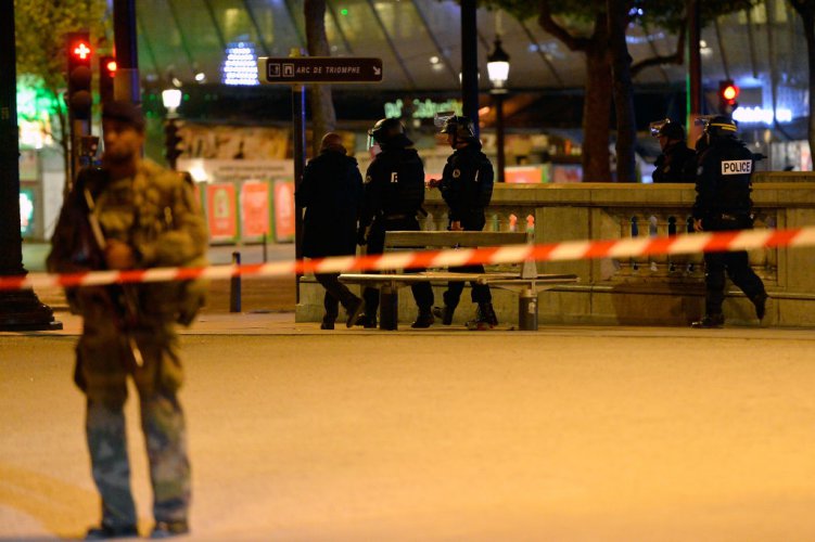Стрелба в центъра на Париж, убит е полицай