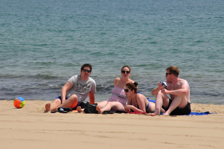 Топлото време изкара туристите на плажа