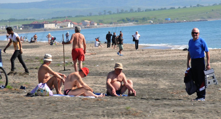 Топлото време изкара туристите на плажа