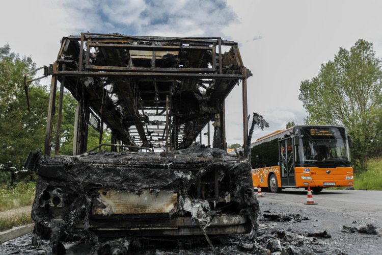 Автобус на столичния градски транспорт изгоря напълно