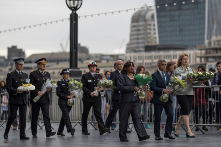 Почетоха паметта на жертвите в Лондон