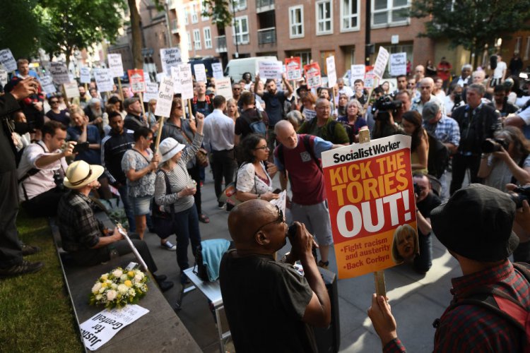 Протестиращи нахлуха в сградата на общинския съвет на лондонския квартал Кенсингтън и Челси