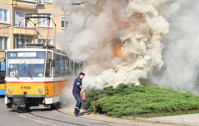 Скъсана жица на трамвай предизвика голям пожар на Паметника Левски
