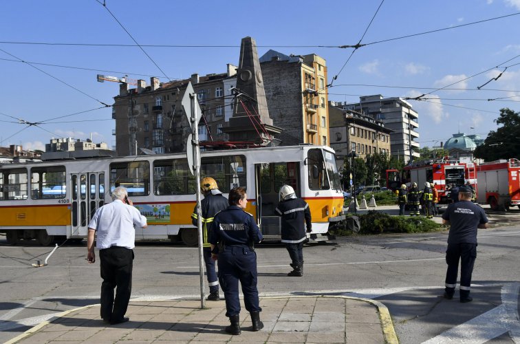 Скъсана жица на трамвай предизвика голям пожар на Паметника Левски