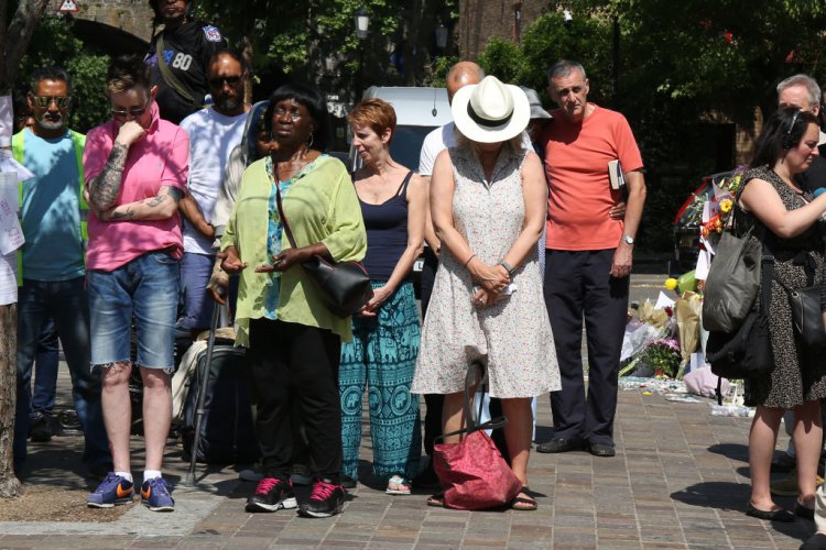 В Лондон почетоха с минута мълчание жертвите на пожара