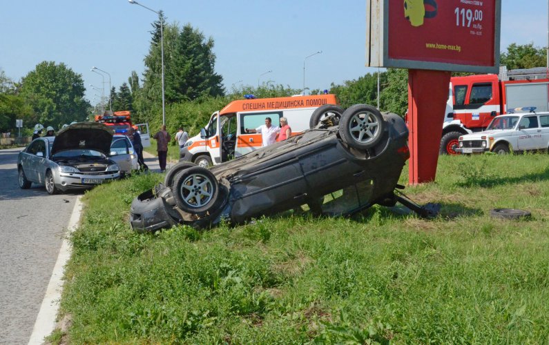 Два автомобила катастрофираха на входа на Русе