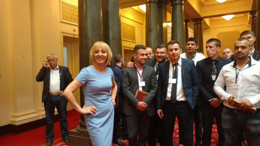 Манолова почерпи с череши в парламента