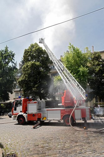Пожар горя в тавански помещения на жилищен блок в столицата