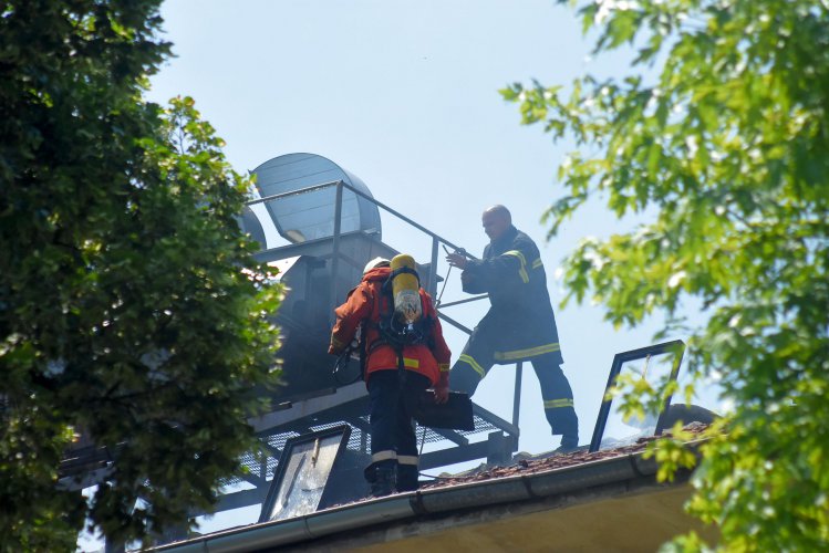 Пожар горя в тавански помещения на жилищен блок в столицата