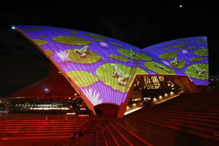 Арт инсталация осветява нощното небе над Сидни