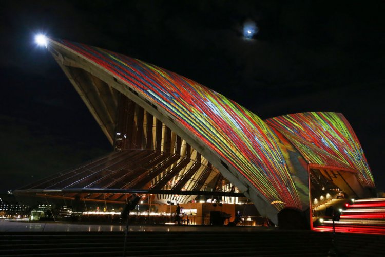 Арт инсталация осветява нощното небе над Сидни
