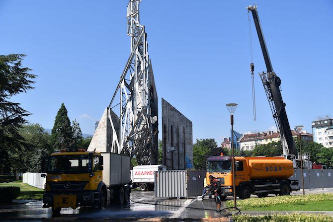 Запалиха крана, който демонтира паметника пред НДК