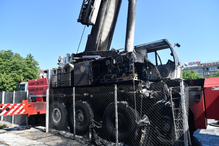Запалиха крана, който демонтира паметника пред НДК