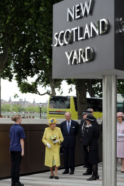 Британската кралица откри новата централа на лондонската полиция