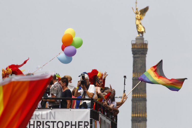 Хиляди танцуват в Берлин в подкрепа на правата на гейовете и лесбийките