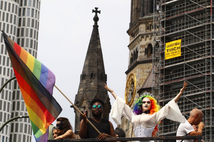 Хиляди танцуват в Берлин в подкрепа на правата на гейовете и лесбийките