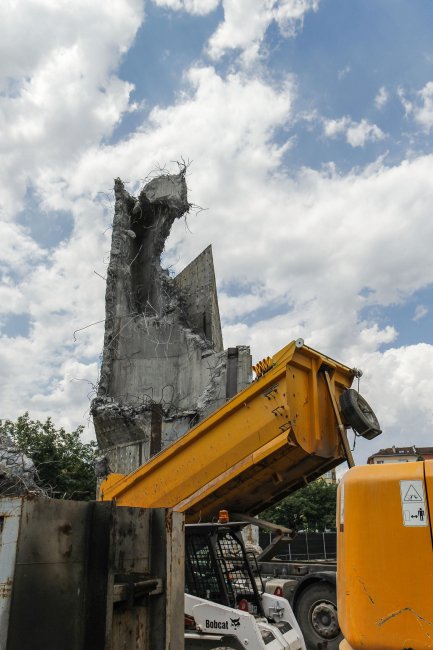 Камиони изсипват строителни отпадъци около паметника до НДК
