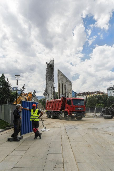 Камиони изсипват строителни отпадъци около паметника до НДК