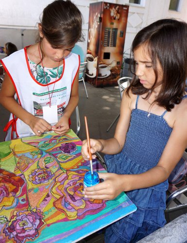 Деца рисуваха върху коприна и стъкло в работилница на открито във Варна