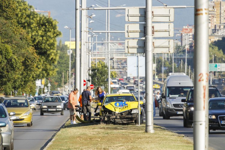 Катастрофа с такси блокира "Цариградско шосе"