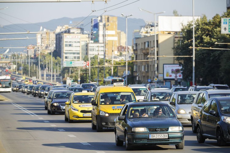 Катастрофа с такси блокира "Цариградско шосе"