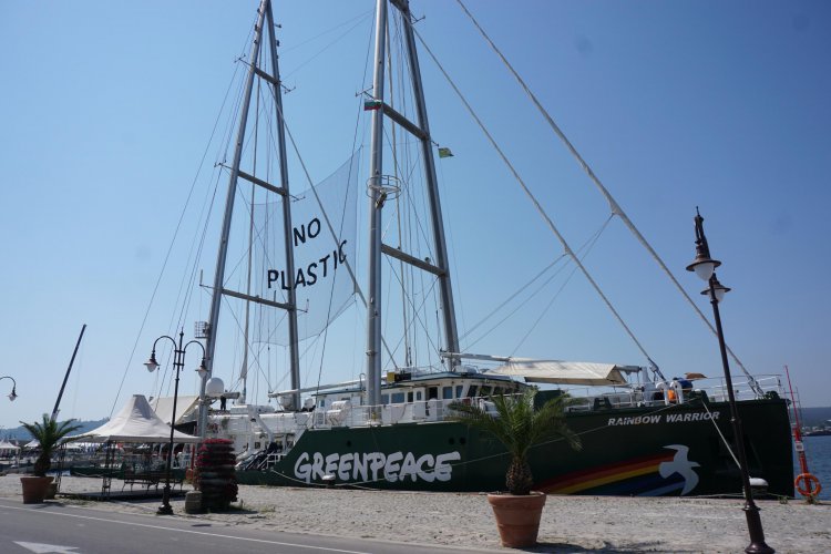 Корабът на Грийнпийс вече е на Морска гара във Варна