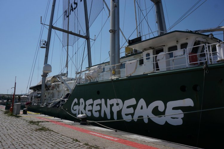 Корабът на Грийнпийс вече е на Морска гара във Варна