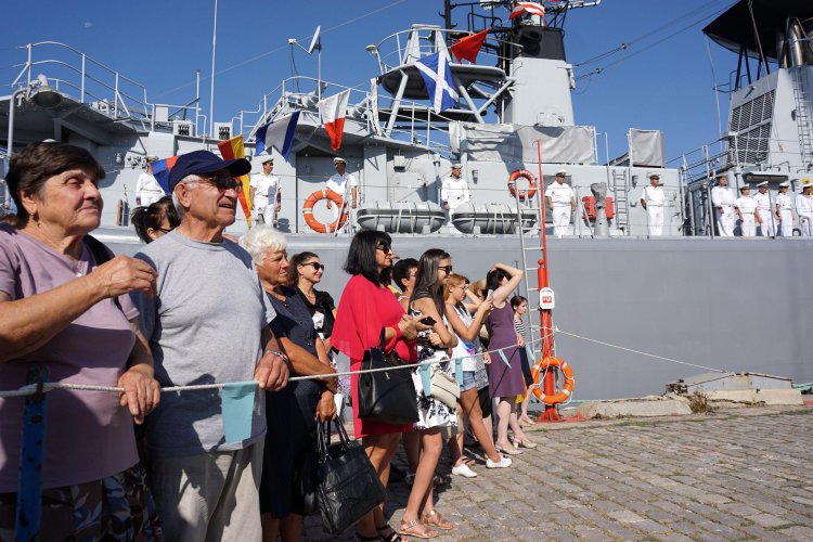 Министър Каракачанов дойде на празника на военните моряци във Варна