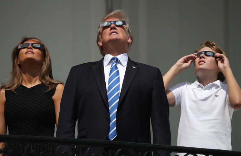Вижте как семейство Тръмп наблюдава слънчевото затъмнение