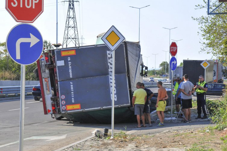 Камион се обърна на Околовръстното шосе на Бургас