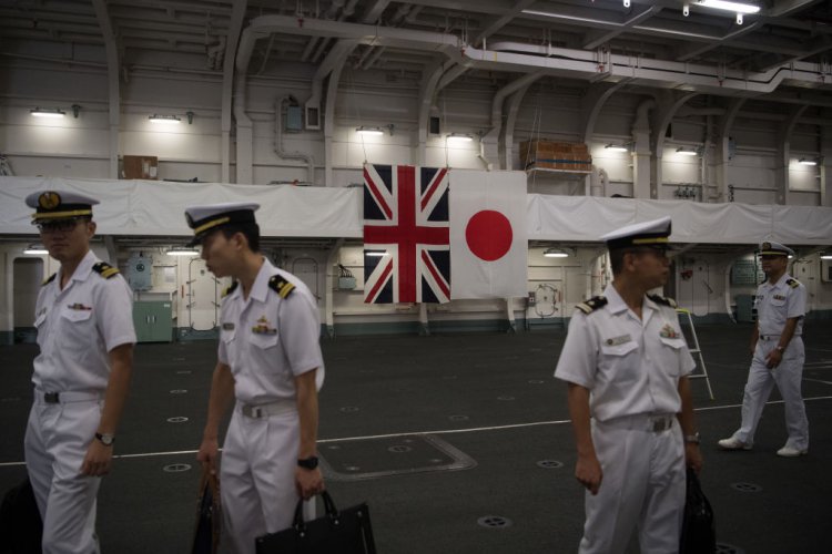 Тереза Мей разгледа японски боен кораб