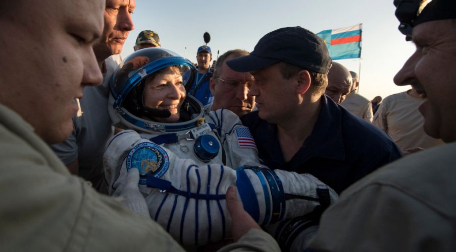 Трима членове на екипажа на МКС се върнаха на Земята