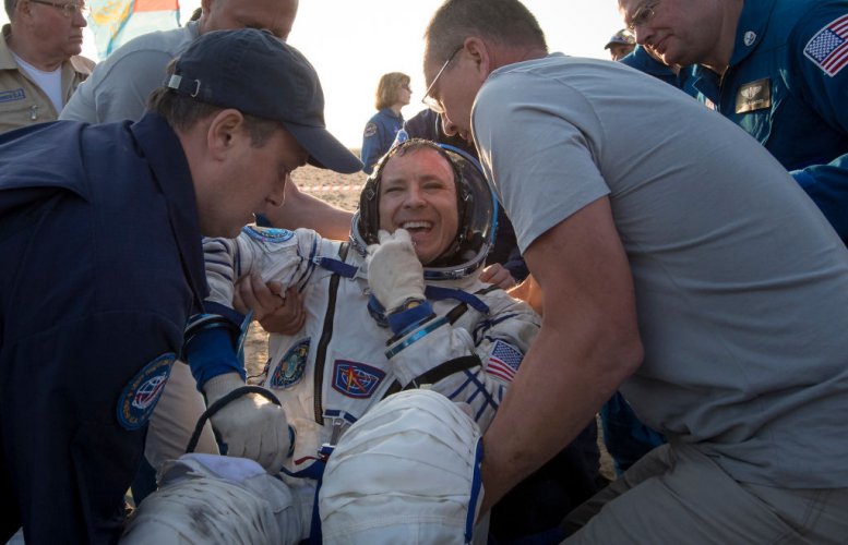 Трима членове на екипажа на МКС се върнаха на Земята