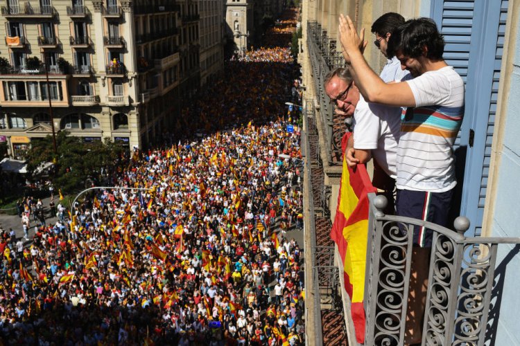 Стотици хиляди на шествие в Барселона против отцепването на Каталуния