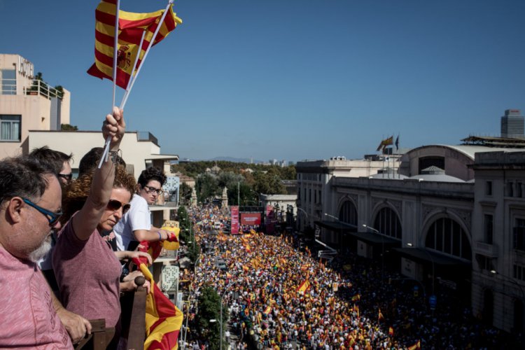 Стотици хиляди на шествие в Барселона против отцепването на Каталуния