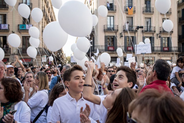 Хиляди се събраха в Мадрид и Барселона с призив за излизане от каталунската криза чрез диалог