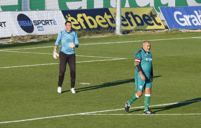 Бойко Борисов порита футбол срещу ветераните на "Левски"
