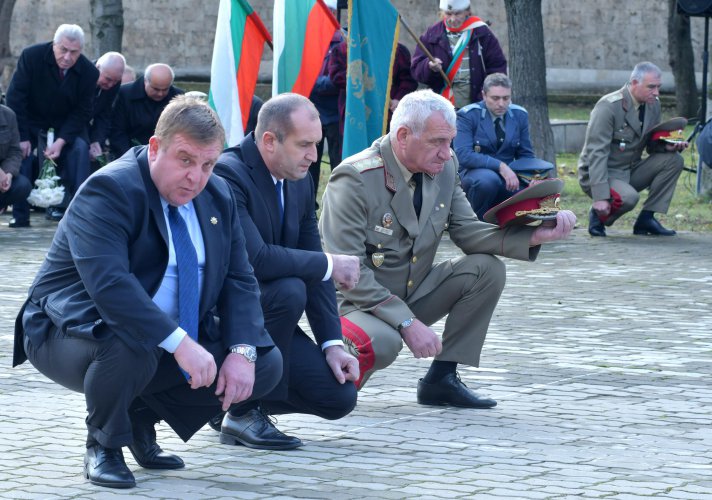 Румен Радев и Красимир Каракачанов отдадоха почит пред загиналите войни на Архангелова задушница