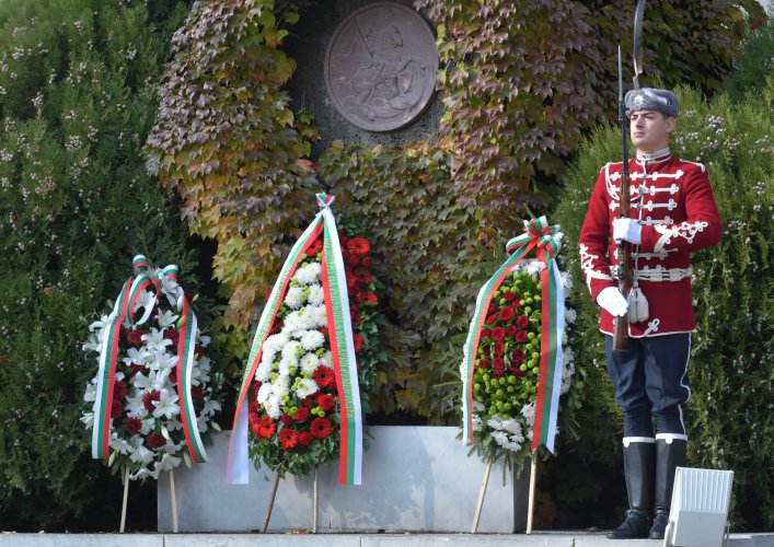 Румен Радев и Красимир Каракачанов отдадоха почит пред загиналите войни на Архангелова задушница