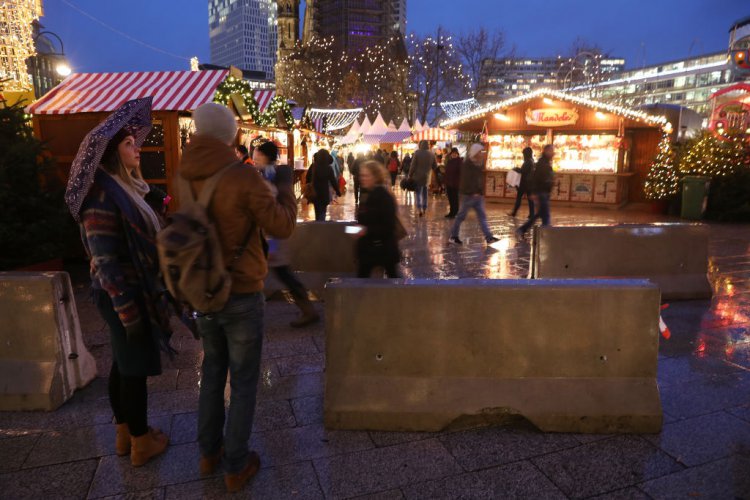 Коледният базар в Берлин отвори днес под засилена охрана